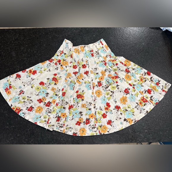 CAbi skirt multi colored with flowers - Picture 1 of 5